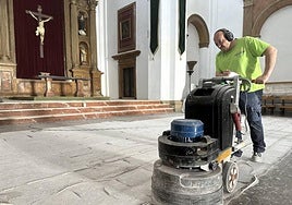Operario durante las labores de limpieza.
