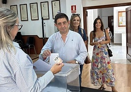 Paco Reyes vota en el Ayuntamiento de Bedmar.