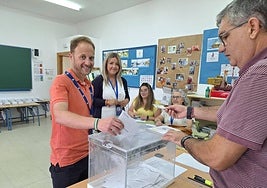 Erik Domínguez deposita su voto en Guarromán.