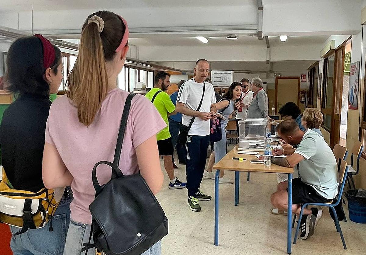 Votantes hacen colas para depositar su papeleta en el colegio electoral Santo Tomás de la capital.