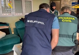 Imagen de uno de los registros llevados a cabo por la Guardia Civil en la 'Operación Musketeer'.