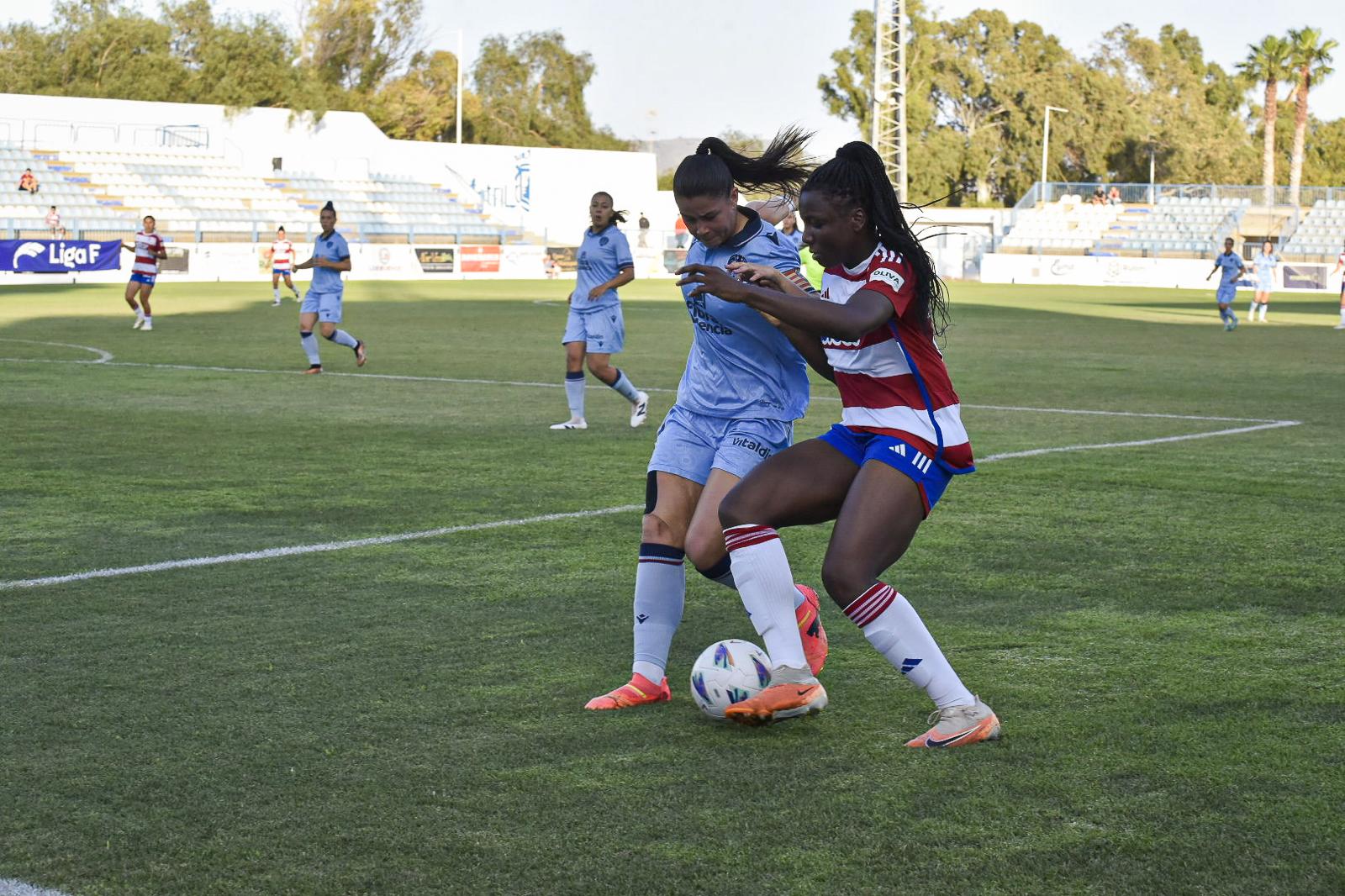 Edna trata de superar a Méndez cerca del área rival.