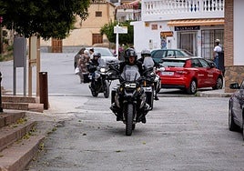 Turistas en moto por el centro de Gorafe.