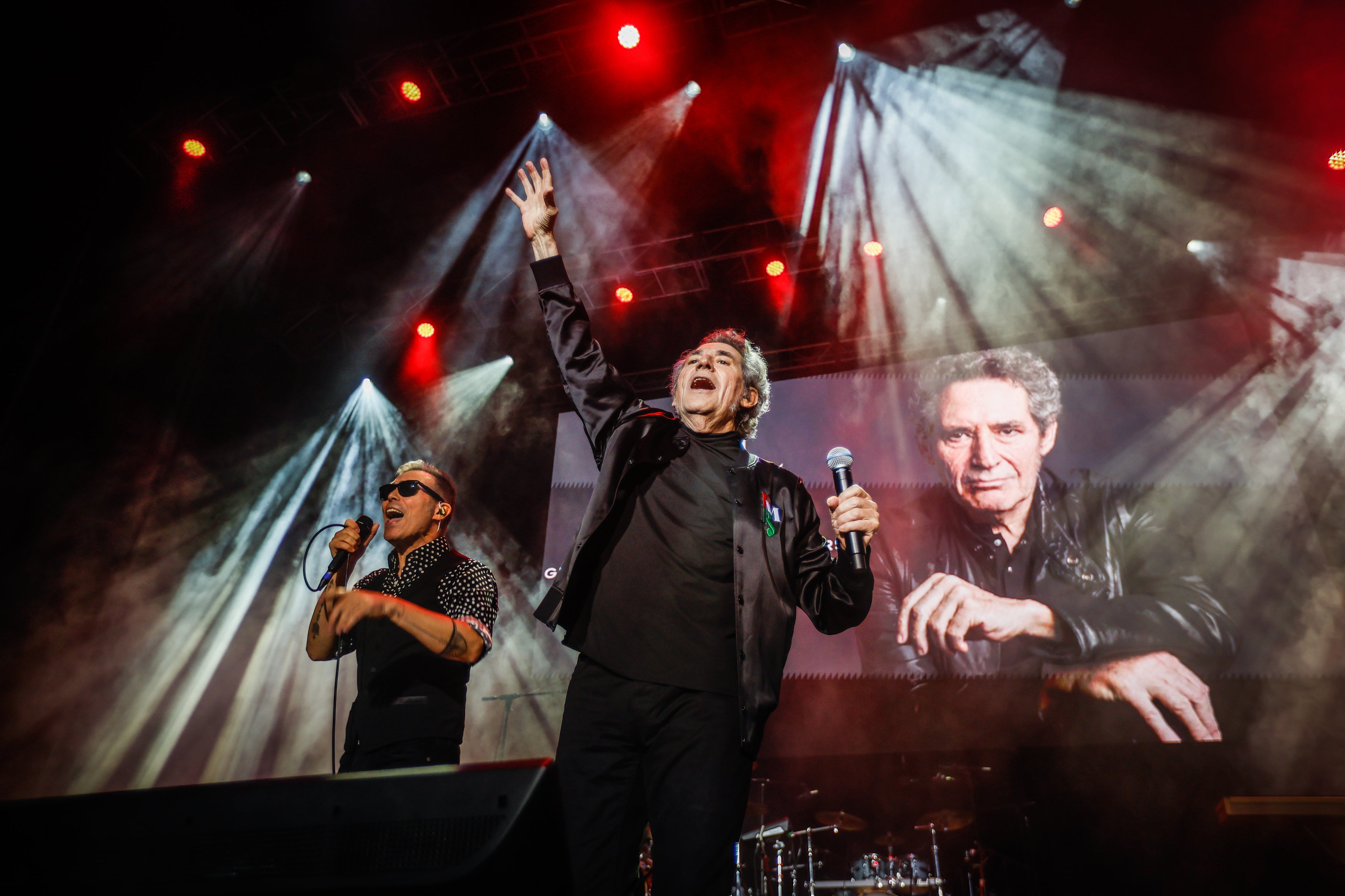Miguel Ríos, junto a José Antonio García en el escenario de la Plaza de Toros.