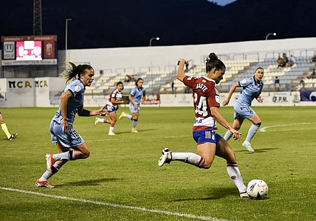 Gaste, en una acción durante el partido ante el Levante.