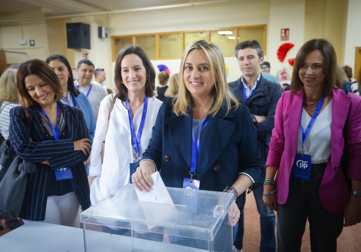 La alcaldesa de Granada, Marifrán Carazo, vota junto a la consejera de Fomento, Rocío Díaz.