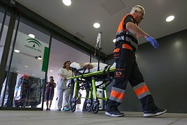 Un paciente del Clínico San Cecilio trasladado en camilla.