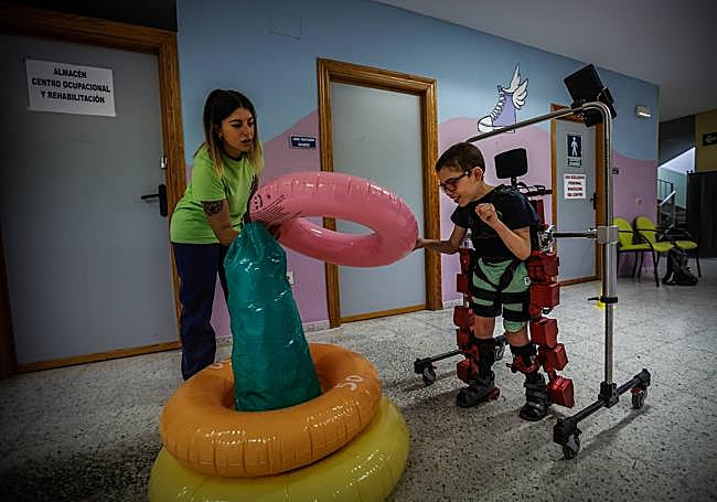 Mateo juega con su fisioterapeuta en la sede de Aspace.