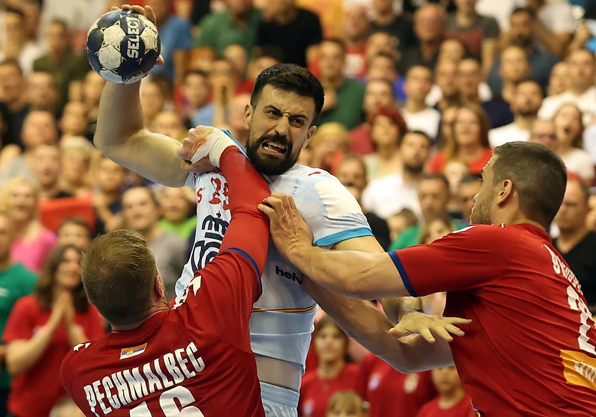 Agustín Casado arma el brazo en un partido ante Serbia.