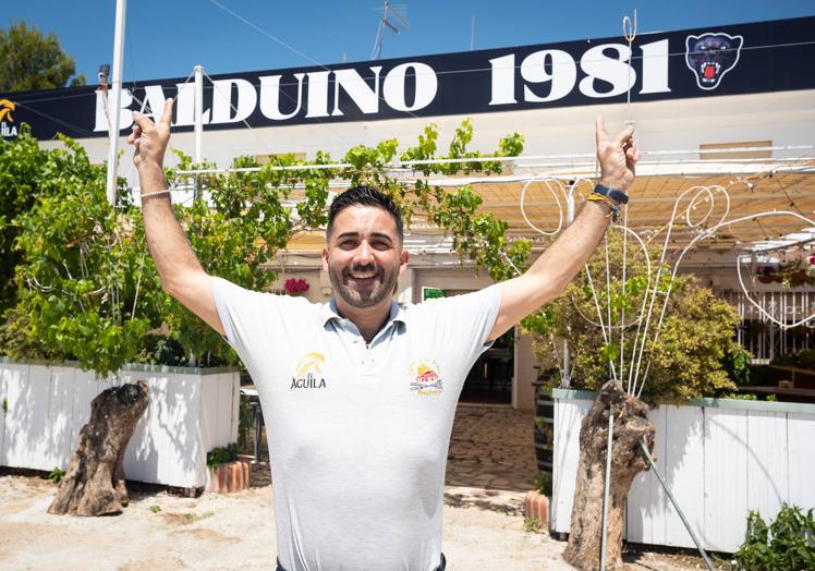 Balduino en la terraza de su negocio.