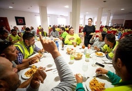 Trabajadores que construyen el parque fotovoltaico de Iberdrola llenan los salones del restaurante Casa Luciano en Ventas de Huelma.