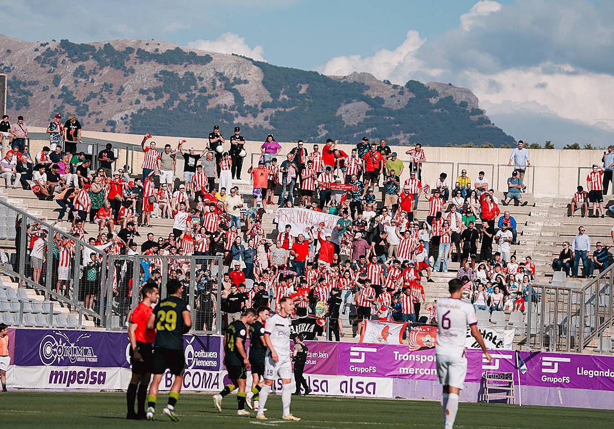 Los rojiblancos celebran la victoria ante una afición que no le dejó solo en Jaén.