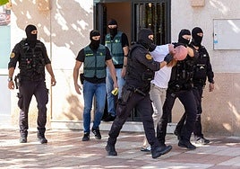 Agentes de la Guardia Civil en el momento de la detención a un hombre en Atarfe este martes.