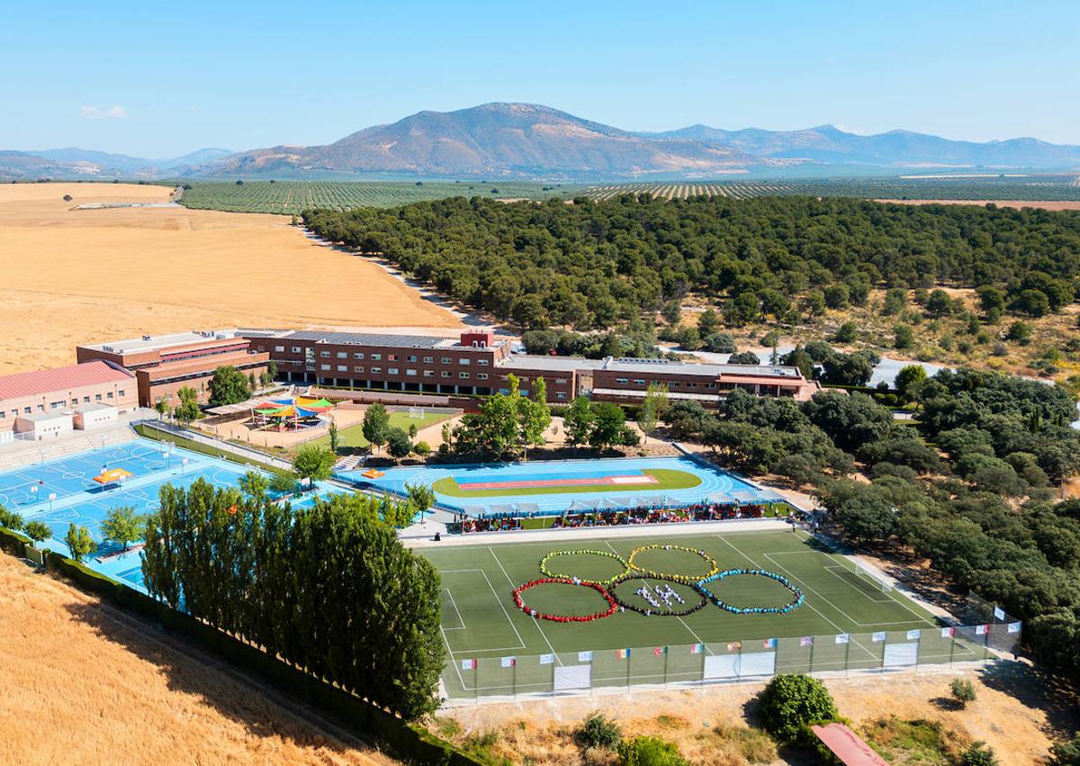 Imagen secundaria 1 - Distintos momentos de las olimpiadas escolares celebradas en el centro privado granadino.