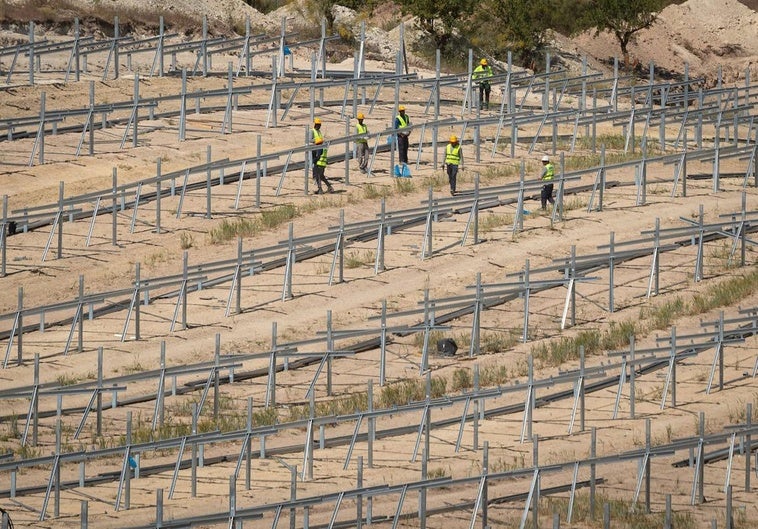 Profesionales trabajan en la instalación de la planta solar de Iberdrola en Ventas de Huelma.