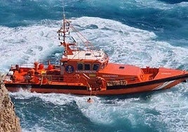 Buque de Salvamento Marítimo desplazado para el rescate.