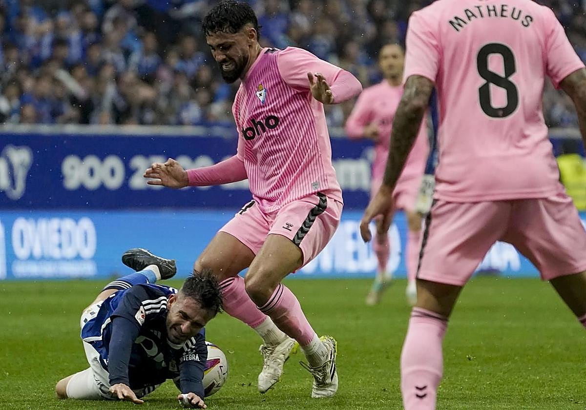 Sebas Moyano, uno de los futuribles del Granada, cae al suelo en el partido de ida del Oviedo contra el Eibar.