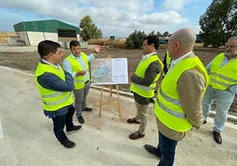 Explican a los representantes de la Diputación la intervención realizada en la planta antes de recorrer las instalaciones.