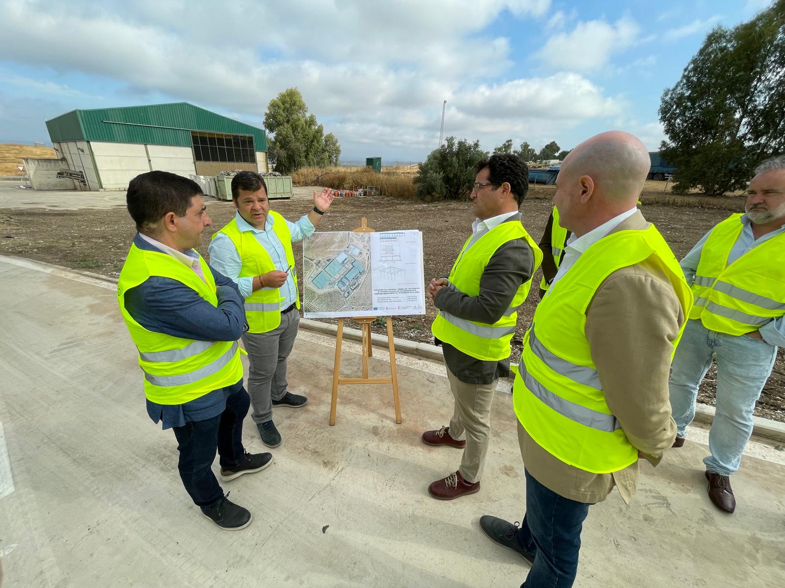 Explican a los representantes de la Diputación la intervención realizada en la planta antes de recorrer las instalaciones.