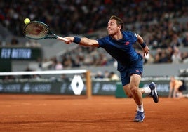 Roberto Carballés alcanza una bola en Roland Garros.