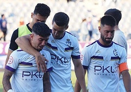 Los jugadores del Real Jaén, tristes y apenados tras la derrota ante la UDAlmería B
