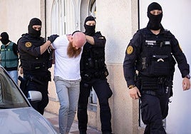 Agentes de la Guardia Civil en el momento de la detención a un hombre en Atarfe este martes.