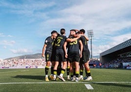 Los futbolistas del Almería B celebran un gol en Jaén.