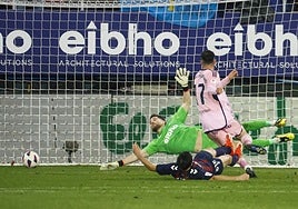 Sebas Moyano bate a Luca Zidane para hacer el segundo del Oviedo.