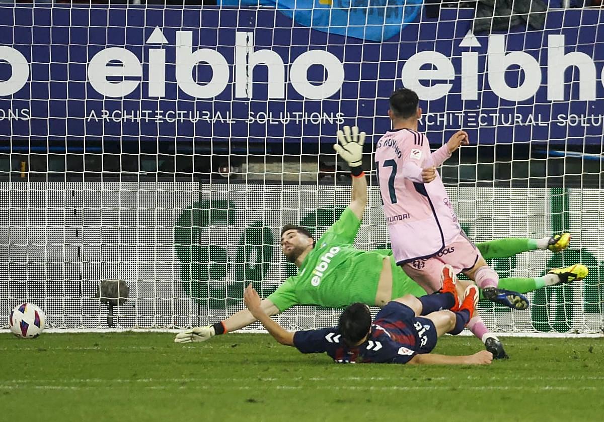 Sebas Moyano bate a Luca Zidane para hacer el segundo del Oviedo.