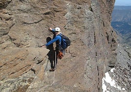 Sebastián Álvaro escala una montaña durante una expedición.