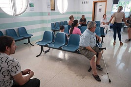 Pacientes esperando a ser atendidos en un centro de salud.