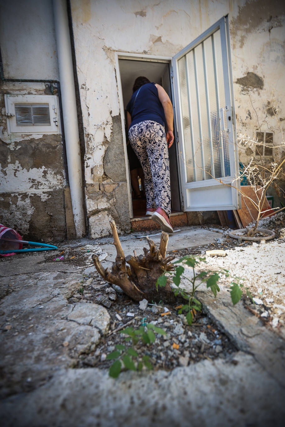 Imagen secundaria 1 - Patios, suelos y fachadas de edificios de la calle Cataluña, en el entorno de Santa Adela.