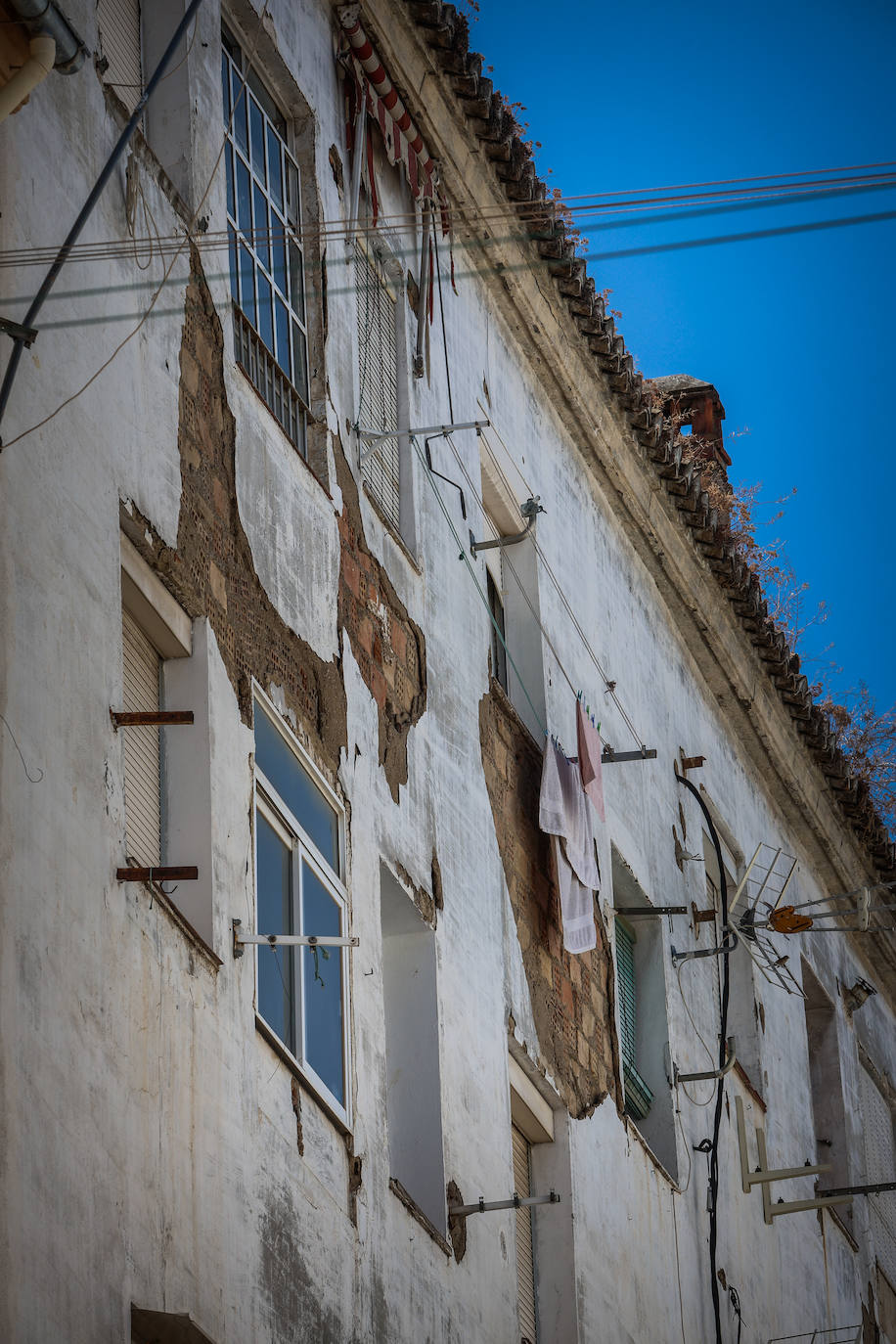 Imagen secundaria 2 - Patios, suelos y fachadas de edificios de la calle Cataluña, en el entorno de Santa Adela.