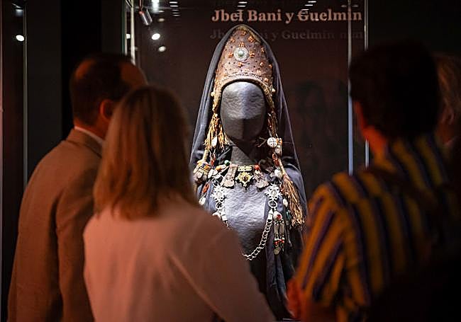Tres aderezos completos coronan la muestra.