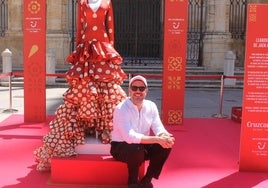 Alejandro Cano junto a su vestido