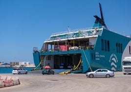 Buque atracado en el Puerto de Motril para la OPE.