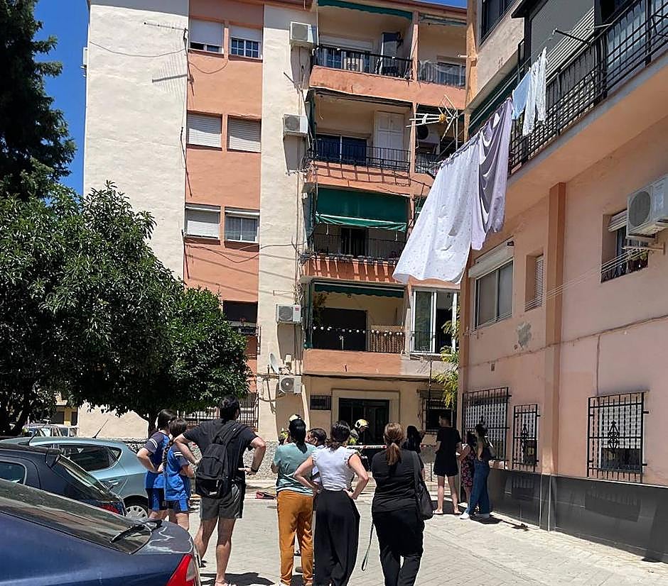 Vecinos observan la vivienda afectada en la calle Tulipán de Granada.