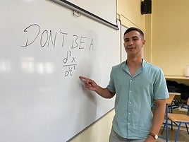 Félix Denk en una de las aulas del IES 'Maestro Padilla' de la capital.