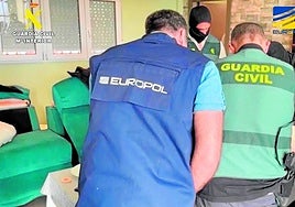 Un agente de Europol y Guardia Civil durante una operación.