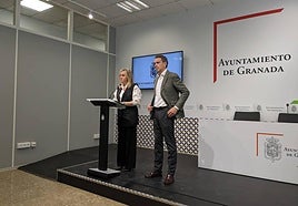 La alcaldesa de Granada, Marifrán Carazo, y el edil de Urbanismo, Enrique Catalina, este jueves.