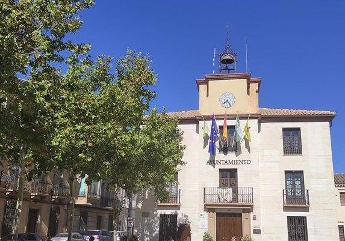 Fachada del Ayuntamiento de Cabra del Santo Cristo.