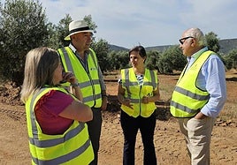 Visita de la delegada de Agricultura y el alcalde a los caminos.