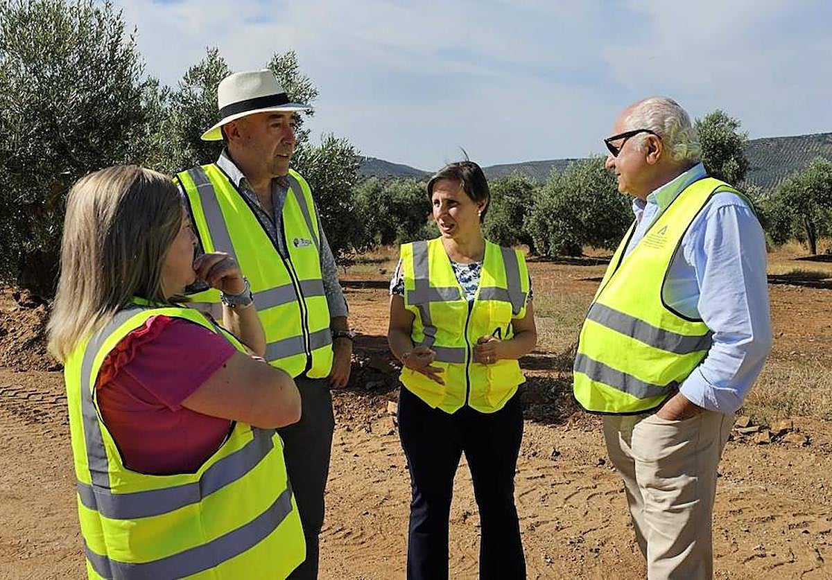 Visita de la delegada de Agricultura y el alcalde a los caminos.