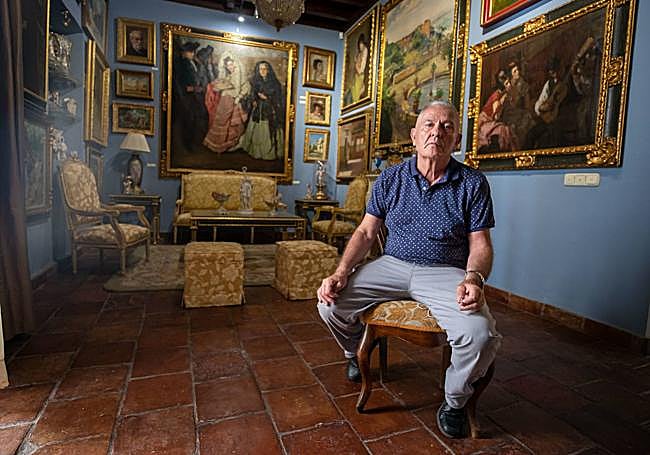 Juan Manuel Segura, en una de las estancias donde se halla la colección.