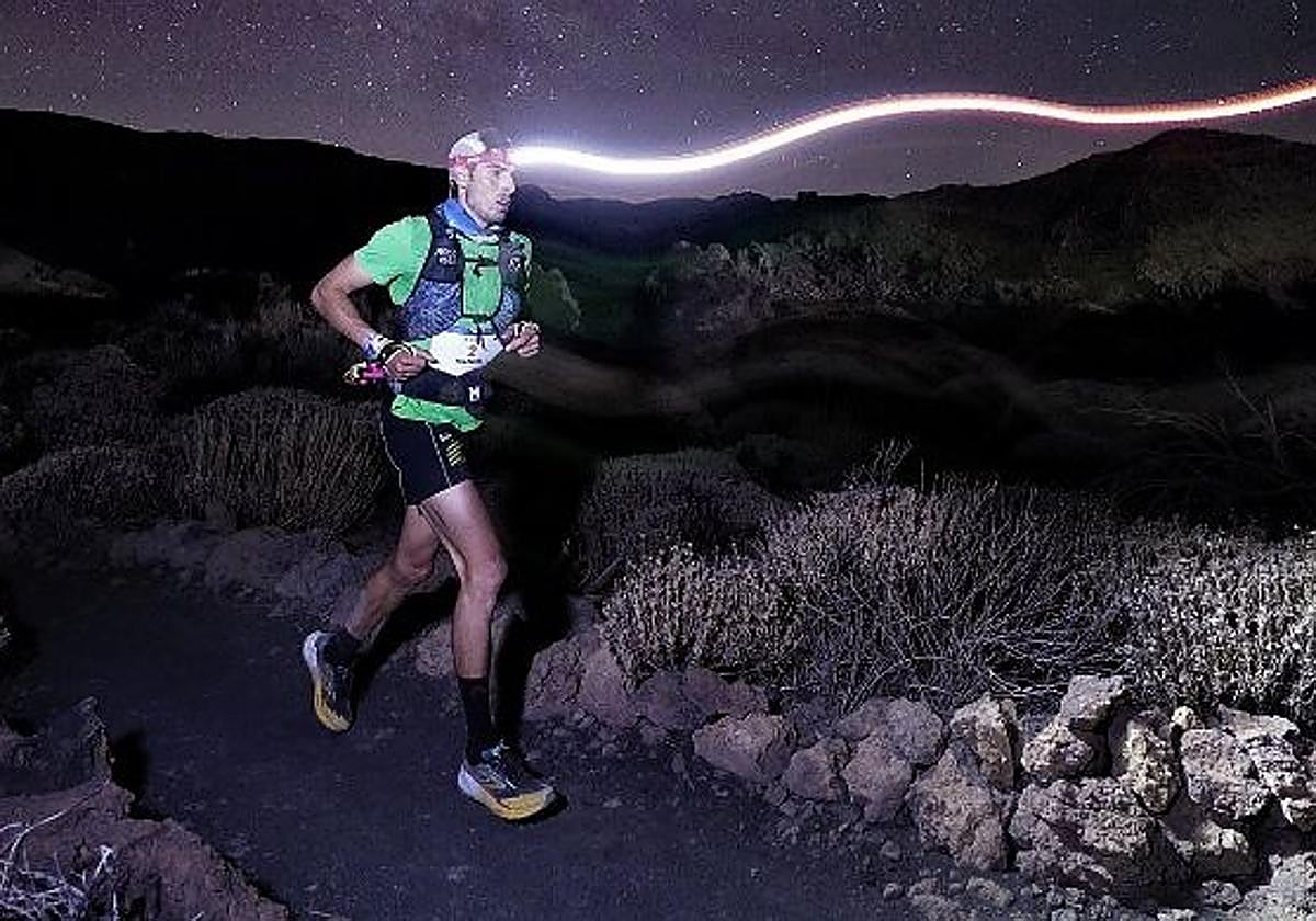 Manu Anguita, de noche en plena competición.