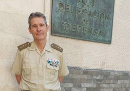 Manuel Martín Porres, en la puerta de la Subdelegación de Defensa.