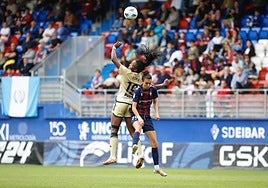 Edna trata de cabecear en una acción del encuentro ante el Eibar.
