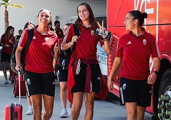Varias de las futbolistas del Granada femenino, antes de viajar hacia Eibar.