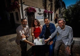 José Herrera, Sabina Rosado, Julio Grosso y Juan de Dios Salas, en el punto de la Carrera del Darro donde se han rodado grandes películas.