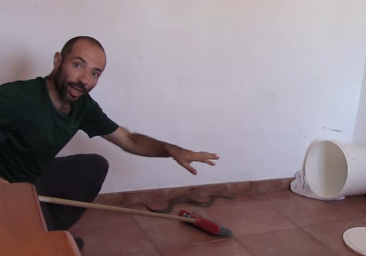 El experto Raúl León con una serpiente.